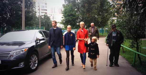 Навальный с семьей идет голосовать