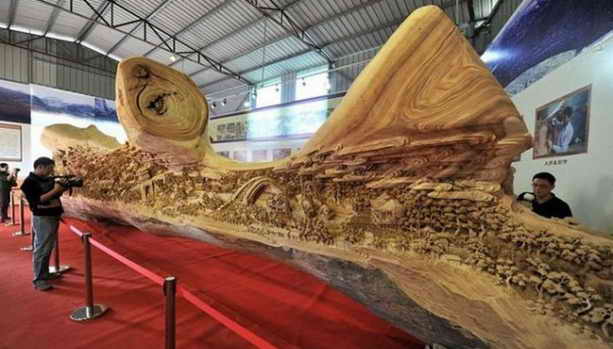Самая длинная скульптура из дерева 12 м