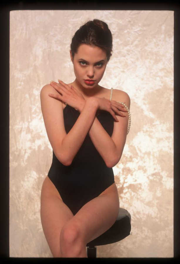 Анджелина Джоли в кожанном купальнике