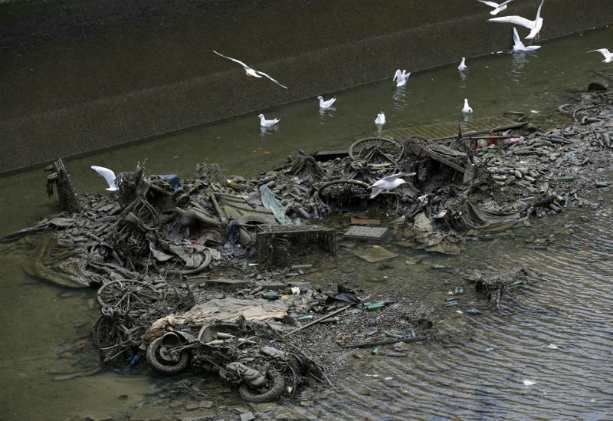 мусор в канале Сен-Мартен