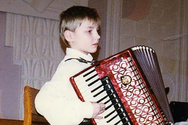 Алексей Воробьев играет на аккордеоне детские фото