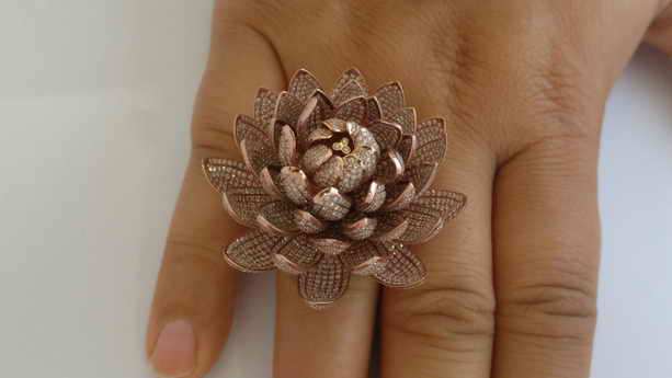 Золотое кольцо - цветок лотоса с 6690 бриллиантами в Книге рекордов Гиннеса