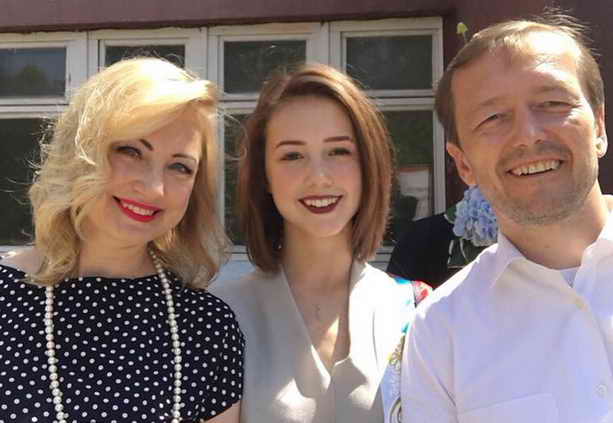 Екатерина Старшова (Пуговка из Папины дочки) с родителями в день окончания школы