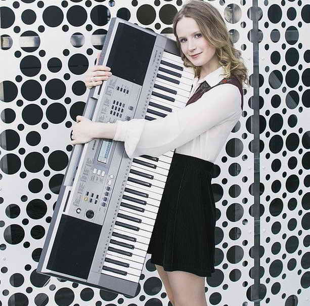 Лиза Гырдымовой (Монеточка) со своим синтезатором