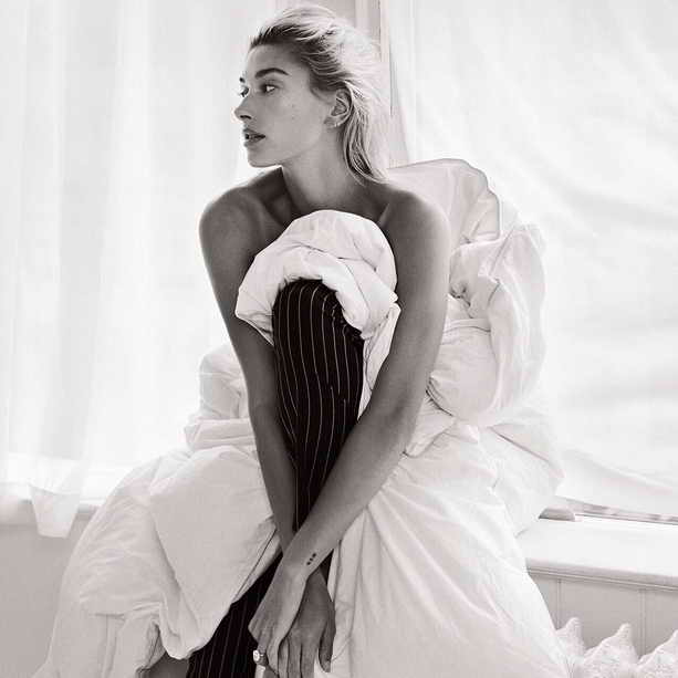 На фотографии Хейли Болдун для журнала Vogue с обручальным бриллиантовым кольцом 