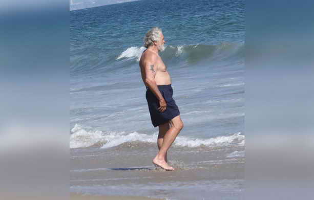 Роберт де Ниро накануне 75-летнего юбилея купался в водах Тихого океана
