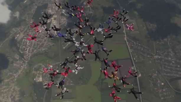 В небе Украины 57 парашютисток из 19 стран установили мировой рекорд