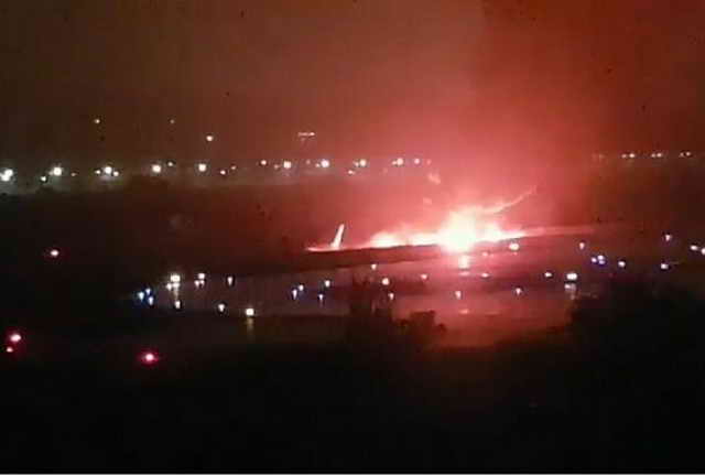 В Сочи Boeing 737 Utair выкатился за ВПП и загорелся