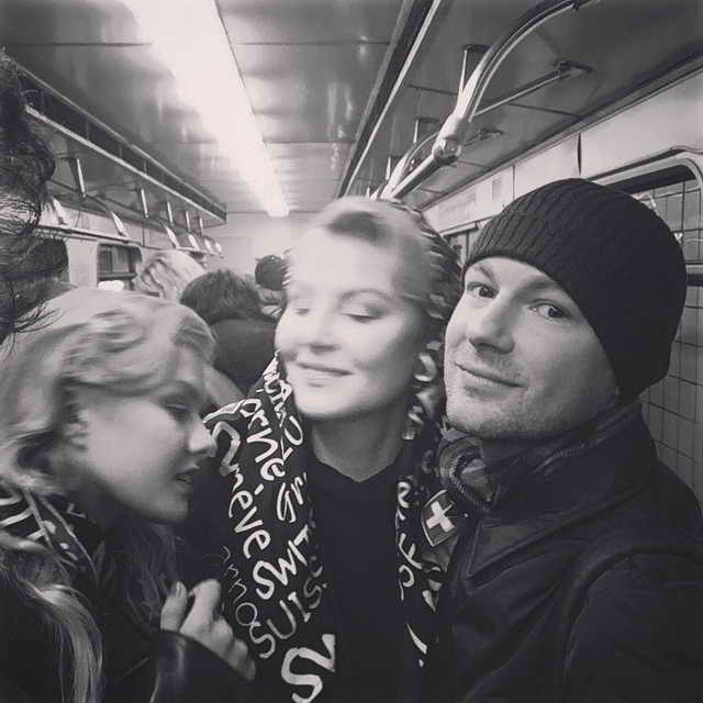 Рената Литвинова, ее дочь Ульяна Добровская и модельер Гоша Рубчинский в метро
