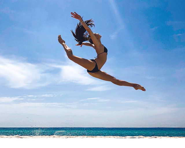 Мария Абасова шпагат в прыжке