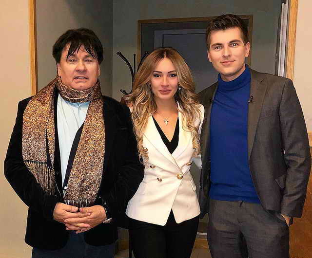 Мишель Серова в окружении своих мужчин Александра Серова и Дмитрия Борисова