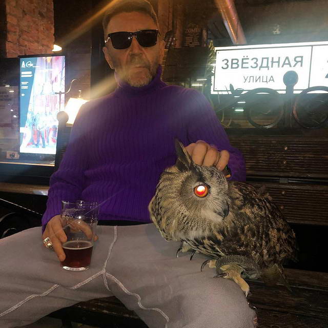 Сергей Шнуров с совой около бара Дружба в Питере