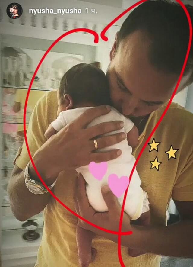 Игорь Сивков, муж Нюши с новорожденной дочкой на руках