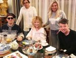Алла Пугачева, Максим Галкин, Буйнов, Юдашкин и его жена Марина 2 января 2019 года