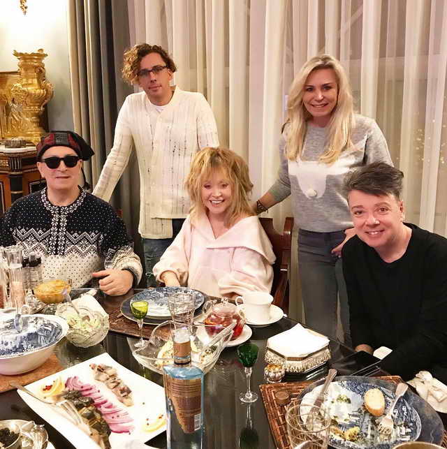 Алла Пугачева, Максим Галкин, Буйнов, Юдашкин и его жена Марина 2 января 2019 года
