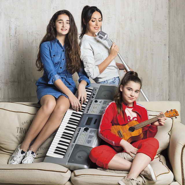 Певица Алсу с дочками: Микелла (12 лет) и Сафина (14 лет)