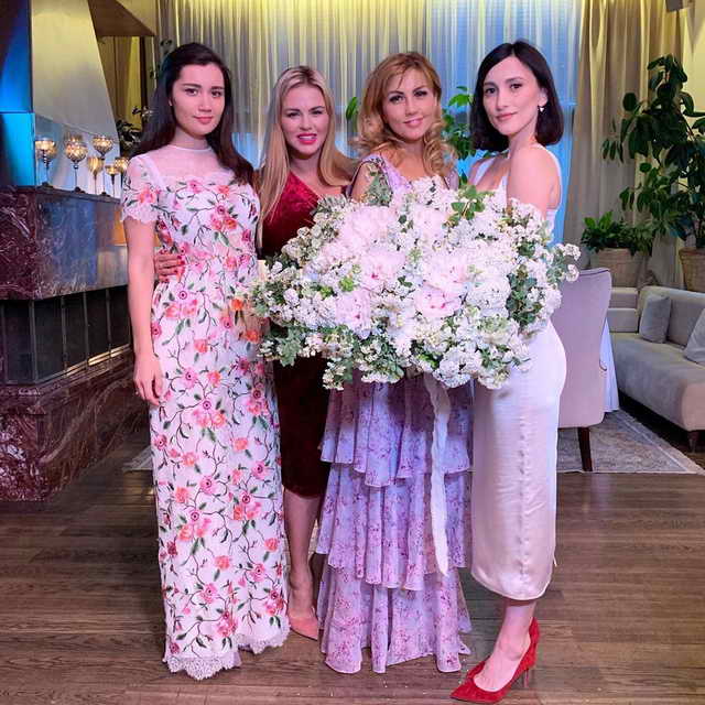 Анна Семенович на дне рождения у Эммы Салимовой в окружении дочерей Эммы