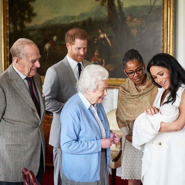 Елизавета II знакомится с правнуком Арчи - сыном принца Гарри и Меган Маркл