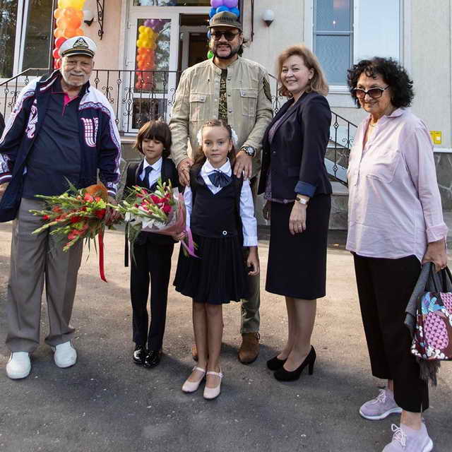 Филипп Киркоров с Аллой Викторией Мартином отцом отвел детей в школу