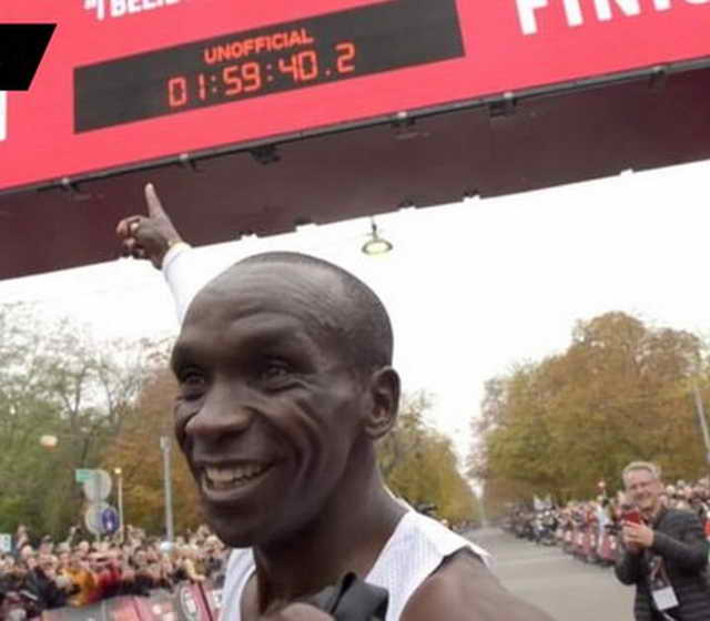 Кениец Элиуд Кипчоге (34 года) первым в истории пробежал марафон за 1.59,40