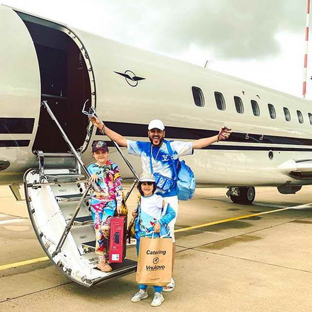 Филипп Киркоров с детьми летит в Грецию