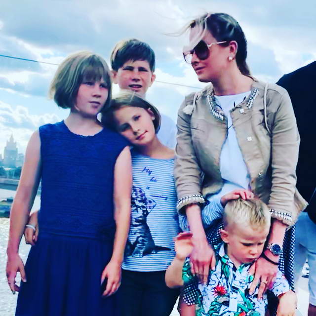 Евгения Шохина с детьми Александр, Маша, Вера и Володя