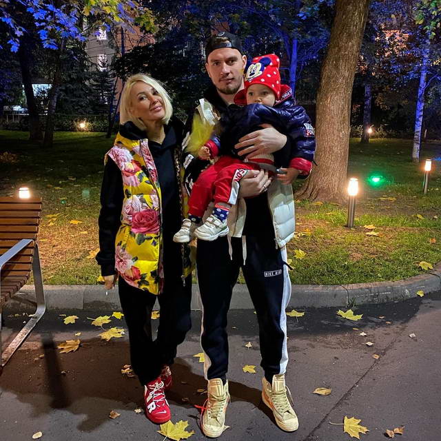 Лера Кудрявцева, Игорь Макаров с дочкой Машей на осенней прогулке
