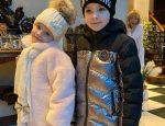 Зима. Лиза и Гарик Галкины перед выходом в школу под присмотром Аллы Пугачевой