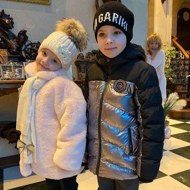 Зима. Лиза и Гарик Галкины перед выходом в школу под присмотром Аллы Пугачевой