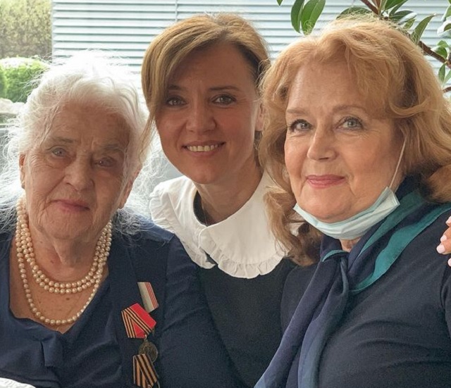 Ирина Алферова с мамой и дочерью