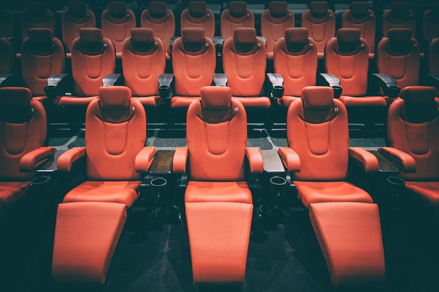 Чем кинотеатральные кресла отличаются от театральных